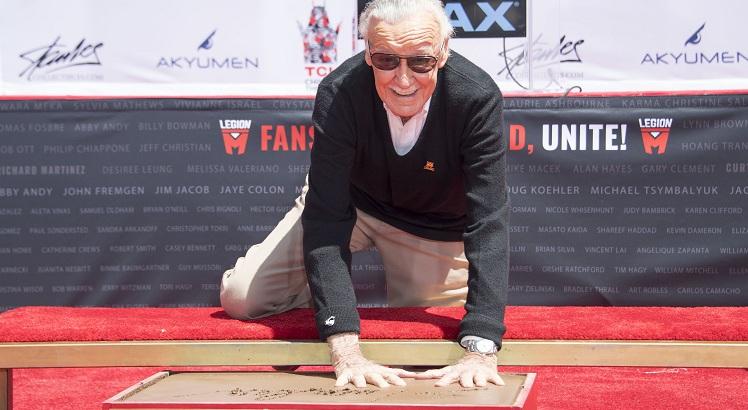 Stan Lee coloca suas mãos no cimento durante a cerimônia, realizada no TCL Chinese Theatre IMAX, em Hollywood, California. AFP PHOTO / VALERIE MACON