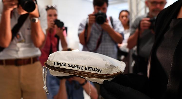 Bolsa usada por Neil Armstrong na missão da Apollo 11. AFP PHOTO / Jewel SAMAD