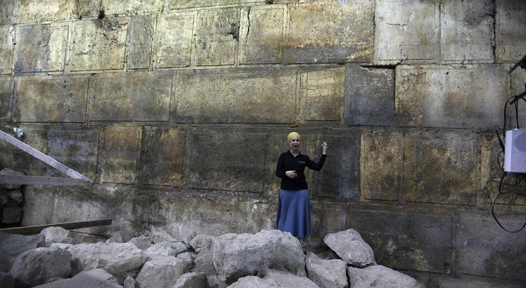 Tehillah Lieberman, arqueóloga da Autoridade da Antiguidade Israelense, de frente para uma nova parte recentemente descoberta dos túneis do Muro das Lamentações, na Cidade Velha de Jerusalém. AFP PHOTO / MENAHEM KAHANA 