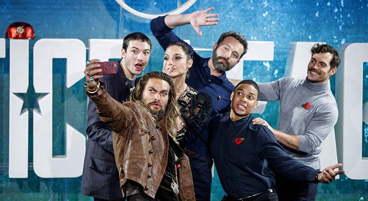 Ezra Miller (Flash), Jason Momoa (Aquaman), Gal Gadot (Mulher-Maravilha), Ben Affleck (Batman), Ray Fisher (Ciborgue) e Henry Cavill (Super-Homem). AFP PHOTO / Tolga AKMEN