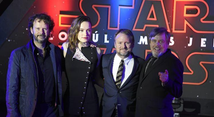 Da esquerda para a direita: o produtor Ram Bergman, a atriz  Daisy Ridley,  o diretor, Rian Johnson e o ator Mark Hamill. AFP PHOTO / ALFREDO ESTRELLA