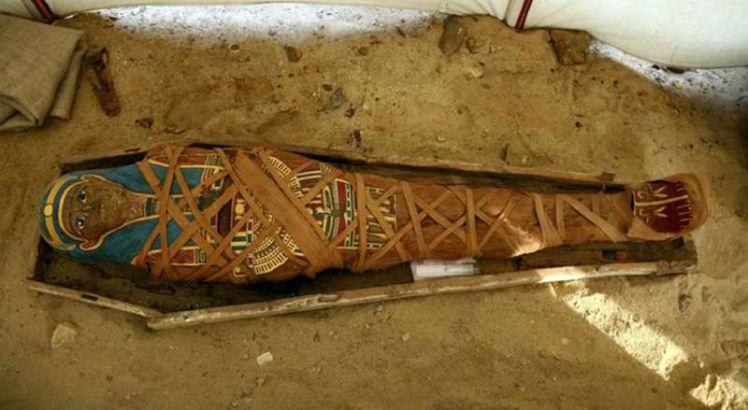 Uma foto de 2008 do Conselho Supremo de Antigüidades do Egito mostra uma múmia da era greco-romana que também foi descoberta em Fayoum (AFP Photo / HO)
