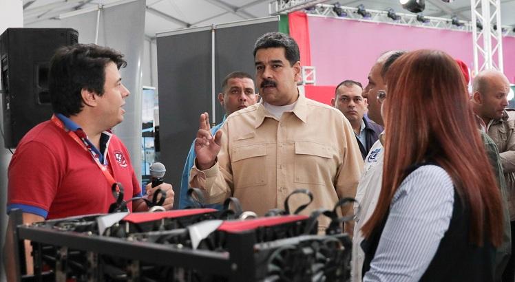 Presidente venezuelano Nicolas Maduro inspeciona um dos computadores que será usado para gerar a criptomoeda Petro. AFP PHOTO / Venezuelan Presidency / Handout