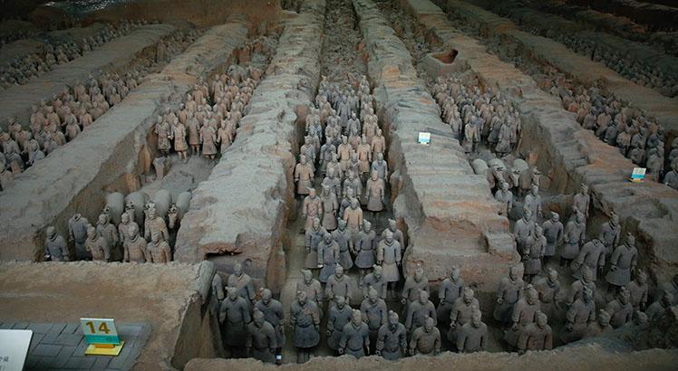 A obsessão de Qin Shihuang com a vida eterna era conhecida: foi ele quem construiu o mausoléu subterrâneo de Xian, com seus 8 mil guerreiros de terracota - AFP PHOTO / - / China OUT