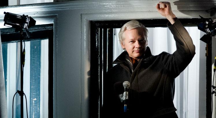 Julian Assange na embaixada do Equador em Londres (Foto: Leon NEAL / AFP)