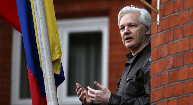 Julian Assange na Embaixada do Equador, em Londres (AFP PHOTO / Daniel LEAL-OLIVAS)
