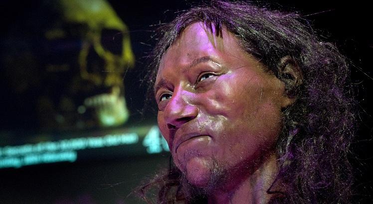 Reconstrução facial completa feita a partir do crânio de um homem de 10.000 anos, conhecido como 'Cheddar Man', o esqueleto completo mais antigo da Grã-Bretanha (AFP PHOTO / Justin TALLIS) 