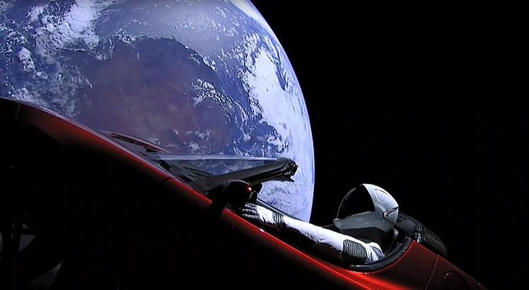 Livestream mostra "Starman" sentado no roadster vermelho Tesla da CEO de Elon Musk, da SpaceX em órbita ao redor da Terra (AFP PHOTO / SPACEX)