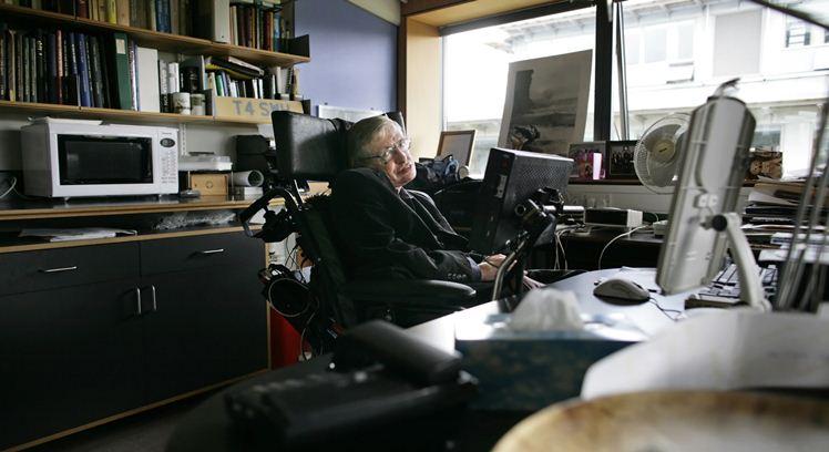 Professor Stephen Hawking, no Centre for Mathematical Sciences em Cambridge (AFP PHOTO / LEON NEAL)
