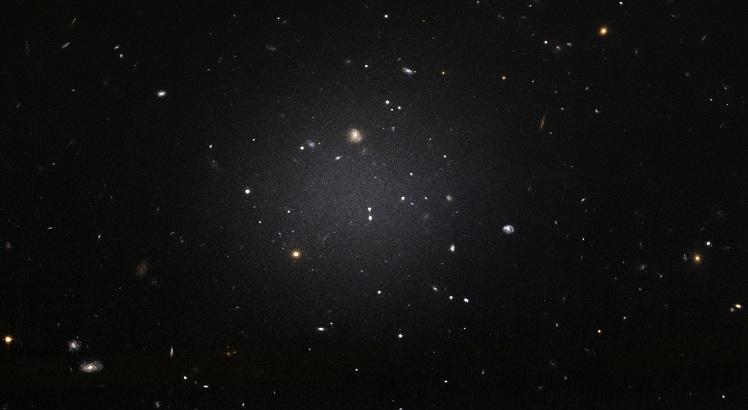 A galáxia NGC 1052-DF2 (AFP PHOTO / ESA) 