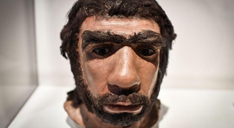 Modelo de como seria o rosto de um Homem de Neanderthal, em exibição no Musee de l'Homme, em Paris (AFP PHOTO / STEPHANE DE SAKUTIN)