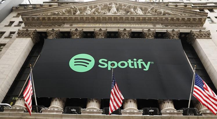 Banner do Spotify decora a fachada da Bolsa de Valores de Nova York (Spencer Platt/Getty Images/AFP)