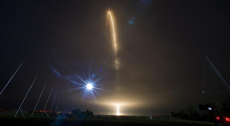 O foguete Antares, da Orbital ATK, com a espaçonave Cygnus a bordo, é lançado da Virgínia (EUA) com alimentos para astronautas, novos equipamentos de jardinagem espacial e experimentos (AFP Photo / NASA / Aubrey Gemignani)
