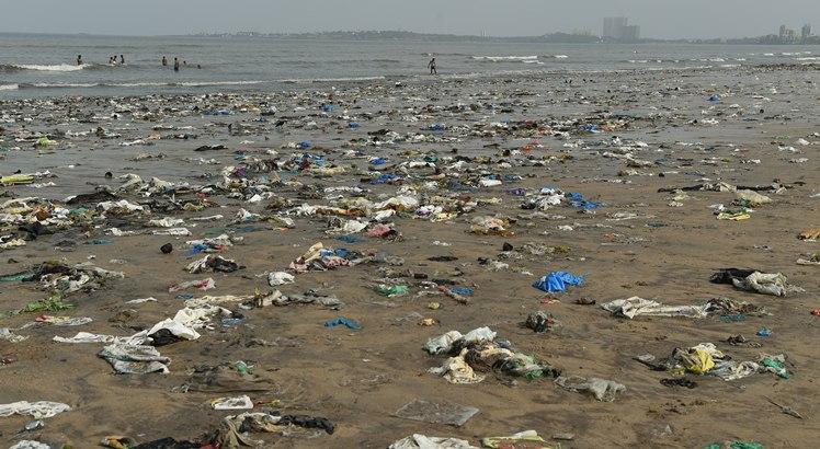 Praia de Juhu, em Mumbai (AFP PHOTO / PUNIT PARANJPE)