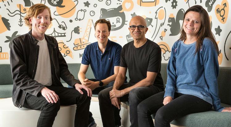 Chris Wanstrath (à esquerda), CEO e co-fundador da Github; Nat Friedman, vice-presidente corporativo da Microsoft, Developer Services; Satya Nadella, CEO da Microsoft; e Amy Hood, diretora financeira da Microsoft. (Divulgação)