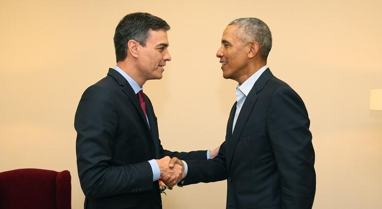 Primeiro-ministro espanhol Pedro Sanchez em encontro com o ex-presidente dos EUA. Barack Obama, em Madri (AFP PHOTO /  HANDOUT / SPANISH MINISTRY OF THE PRESIDENCY)