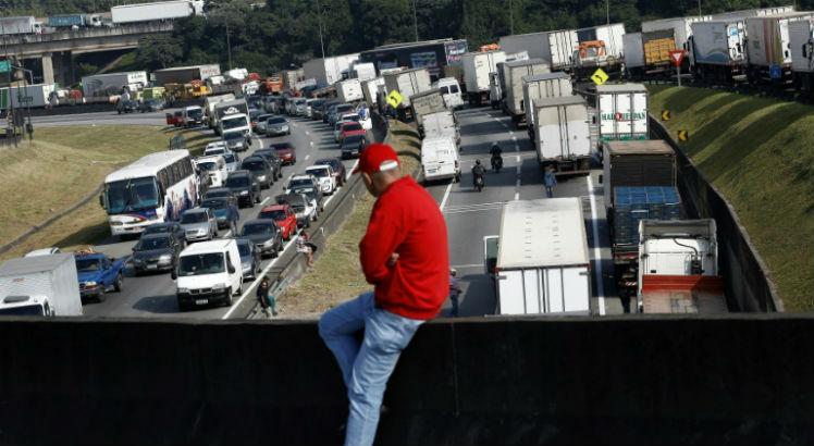 Caminhões bloqueiam a autopista Regis Bittencourt, a 30 km de São Paulo, durante a greve dos caminhoneiros que paralisou o país, em 24 de maio de 2018 - AFP