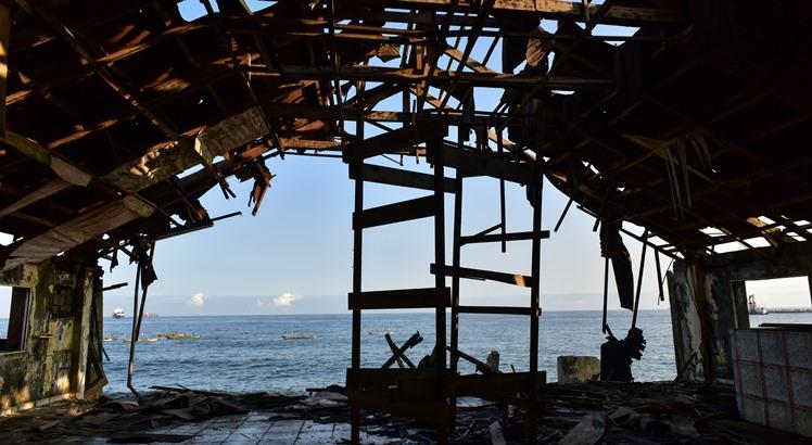Foto tirada em 27 de agosto de 2018, na praia de Vridi, na Costa do Marfim, mostra as ruínas de um hotel que foi destruído pelo aumento do nível do mar (AFP PHOTO / ISSOUF SANOGO)