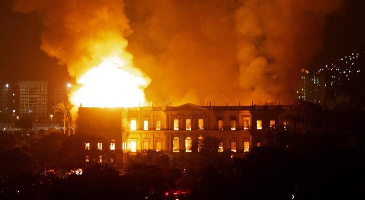 Um incêndio maciço engole o Museu Nacional do Rio de Janeiro, um dos mais antigos do Brasil (AFP PHOTO / STR)