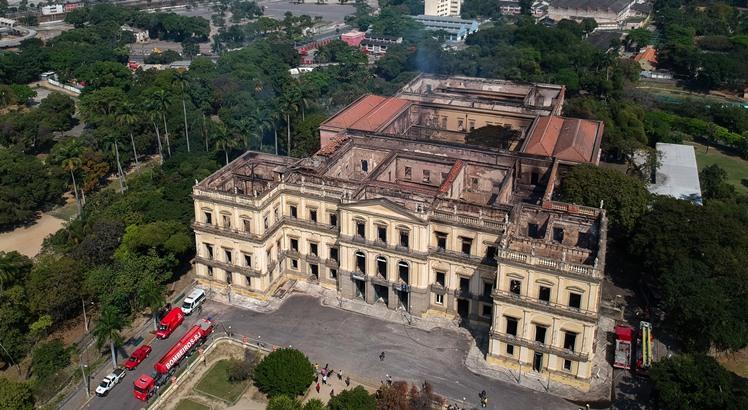 Imagem aérea mostra o dano causado pelo incêndio no Museu Nacional (AFP PHOTO / Mauro Pimentel)