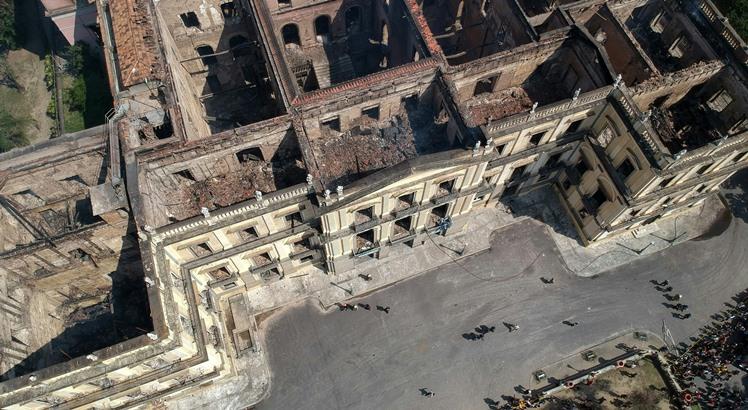 Imagem aérea mostra o dano causado pelo incêndio no Museu Nacional (AFP PHOTO / Mauro Pimentel)