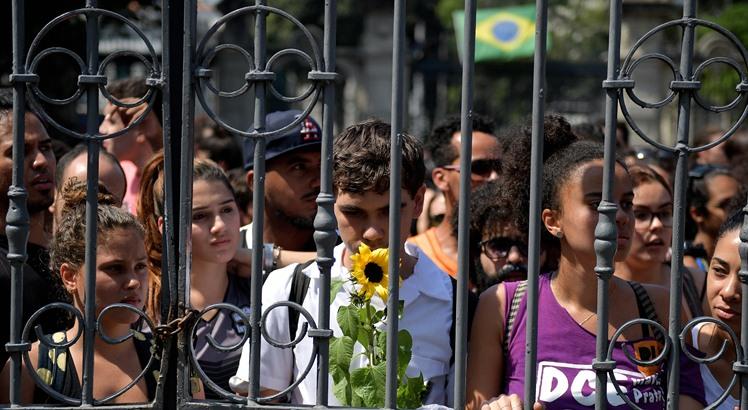 O público protesta contra o governo federal brasileiro às portas do parque da Quinta da Boa Vista (AFP Photo/ Carl DE SOUZA)