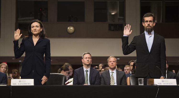 A COO do Facebook Sheryl Sandberg e o CEO do Twitter Jack Dorsey prestaram juramento para testemunhar perante o Comitê de Inteligência do Senado, em Washington (AFP PHOTO / Jim WATSON)
