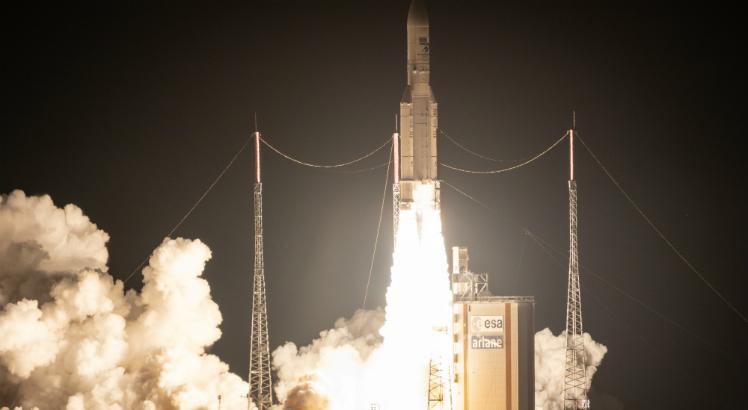 O foguete Ariane 5 decolou em sua missão 100 para o espaço de Kourou. Sua carga útil é composta por dois satélites: Horizontes 3e, um satélite de comunicações de alta produtividade da Boeing e Azerspace-2 / Intelsat 38 (Foto: Jody Amiet/ AFP)