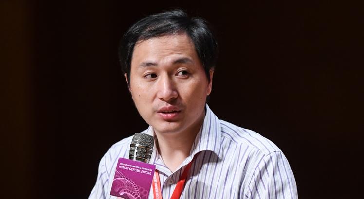 O cientista chinês He Jiankui participa de uma sessão de perguntas e respostas depois de falar na Segunda Cúpula Internacional sobre a Edição do Genoma Humano, em Hong Kong (Anthony WALLACE / AFP)