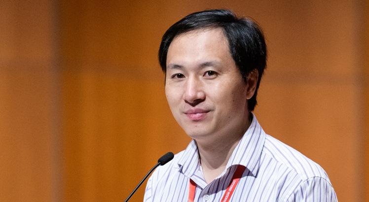 O cientista chinês He Jiankui, responsável pelos experimentos em bebês geneticamente modificados (Anthony WALLACE / AFP)