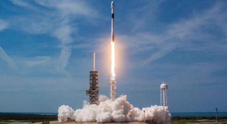 A constelação da SpaceX multiplicaria em várias vezes o número de satélites que orbitam atualmente a Terra | Foto: Divulgação