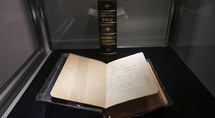 Uma Bíblia assinada or Albert Einstein é exibida na Sotheby's de Nova York. A Bíblia é parte dos leilões de exploração do espaço da Sotheby's "Geek Week" e da história da ciência & amp; tecnologia. (Foto por Don EMMERT / AFP)