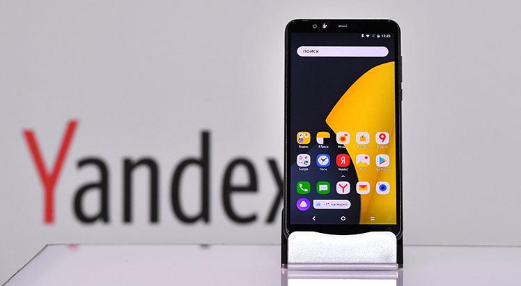 O Yandex.Phone, apresentado em Moscou (Yuri KADOBNOV / AFP)