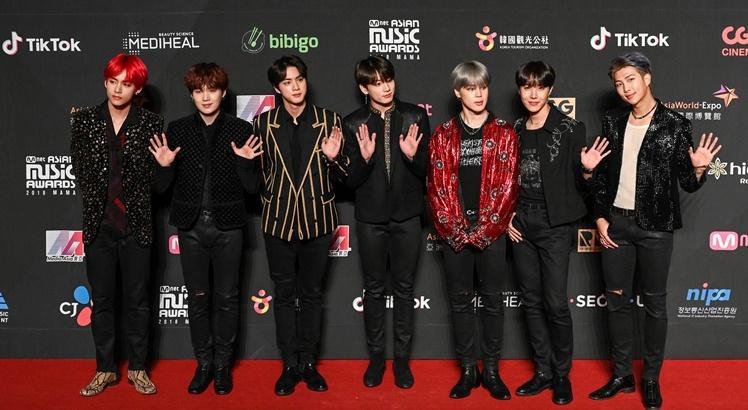 A boy band sul-coreana BTS, também conhecida como Bangtan Boys, posa no tapete vermelho no Mnet Asian Music Awards (MAMA) em Hong Kong (Anthony WALLACE / AFP)