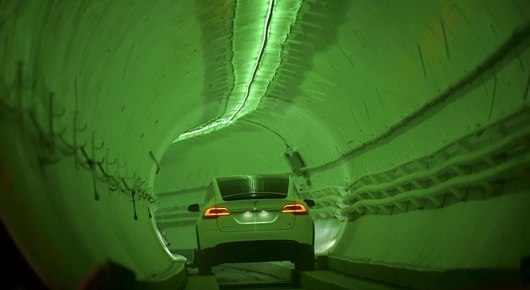 Um Tesla X modificado entra no túnel antes de um evento de de teste Boring Co. (Robyn Beck / POOL / AFP)