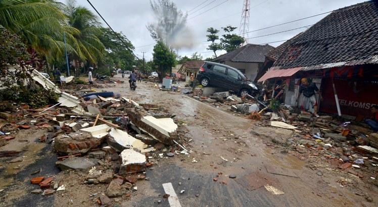 Os danos causados pelo tsunami que atingiu a Indonésia (Ronald / AFP)