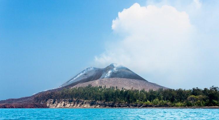 Anak Krakatoa, que surgiu após a erupção de 1883. (Wikimedia Commons)