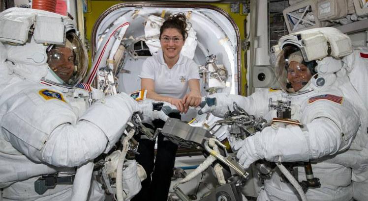 Na foto, Koch (centro) auxilia Hague (esquerda) e McClain a vestirem seus trajes antes de embarcarem na primeira caminhada espacial de suas carreiras, na última sexta (22). (Imagem: NASA/Reprodução)