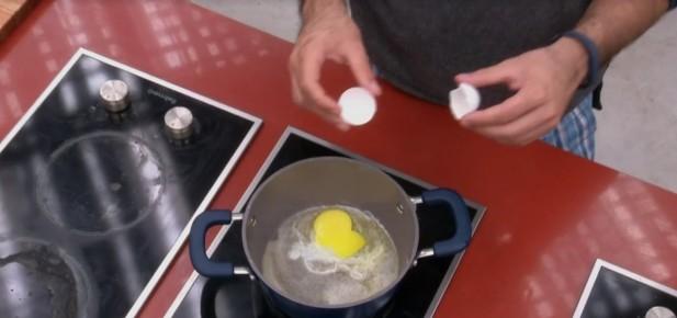Mahmoud frita ovos na panela do "Tá com Tudo" na noite anterior (Imagem: Reprodução)