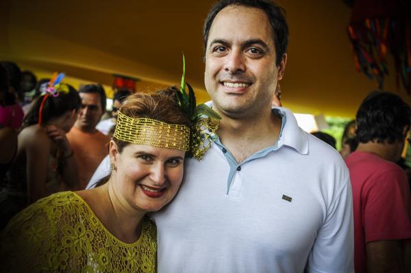 O pré-candidato a governador de Pernambuco Paulo Câmara e a esposa Ana Luíza