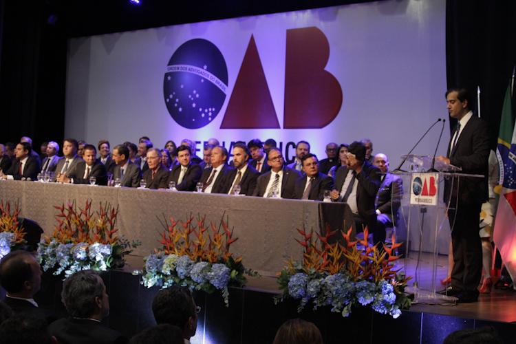 A mesa da posse de Ronnie Dayvison Nunes / JC Imagem Data: 15-02-2016 Assunto: SOCIEDADE - Cerimônia de posse de Ronnie Preuss Duarte como novo Presidente da OAB-PE.