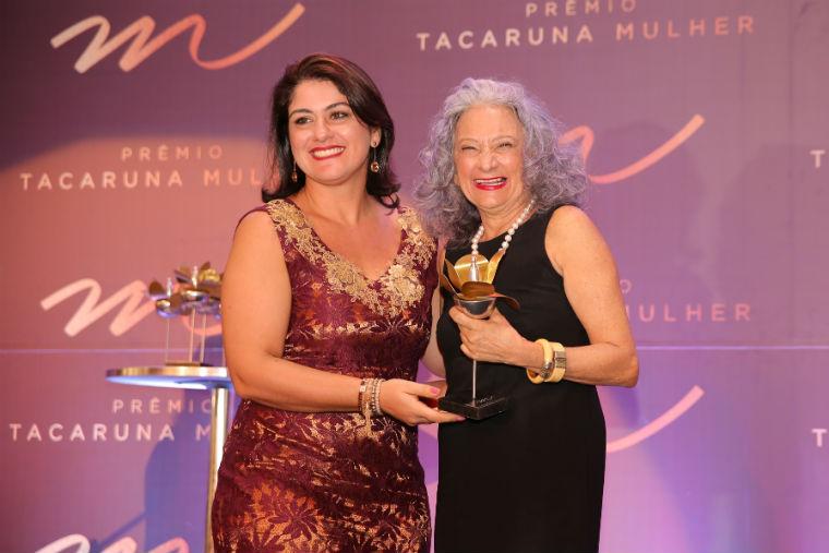 Yolanda Celeste entrega o troféu Feminilidade a Celinha do Cariri