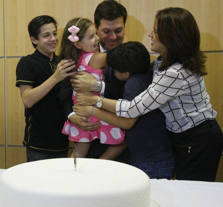 Geraldo Julio recebe o abraço dos filhos e da mulher, Cristina Mello