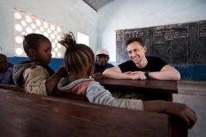 Tom Hiddleston com crianças carentes. Foto: Reprodução