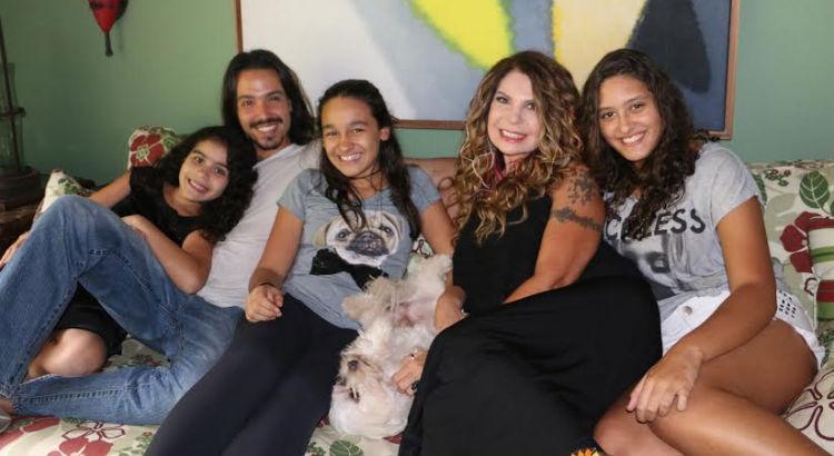 Elba com os filhos Luã, Maria Clara (14), Maria Paula (13) e Maria Esperança (10), 