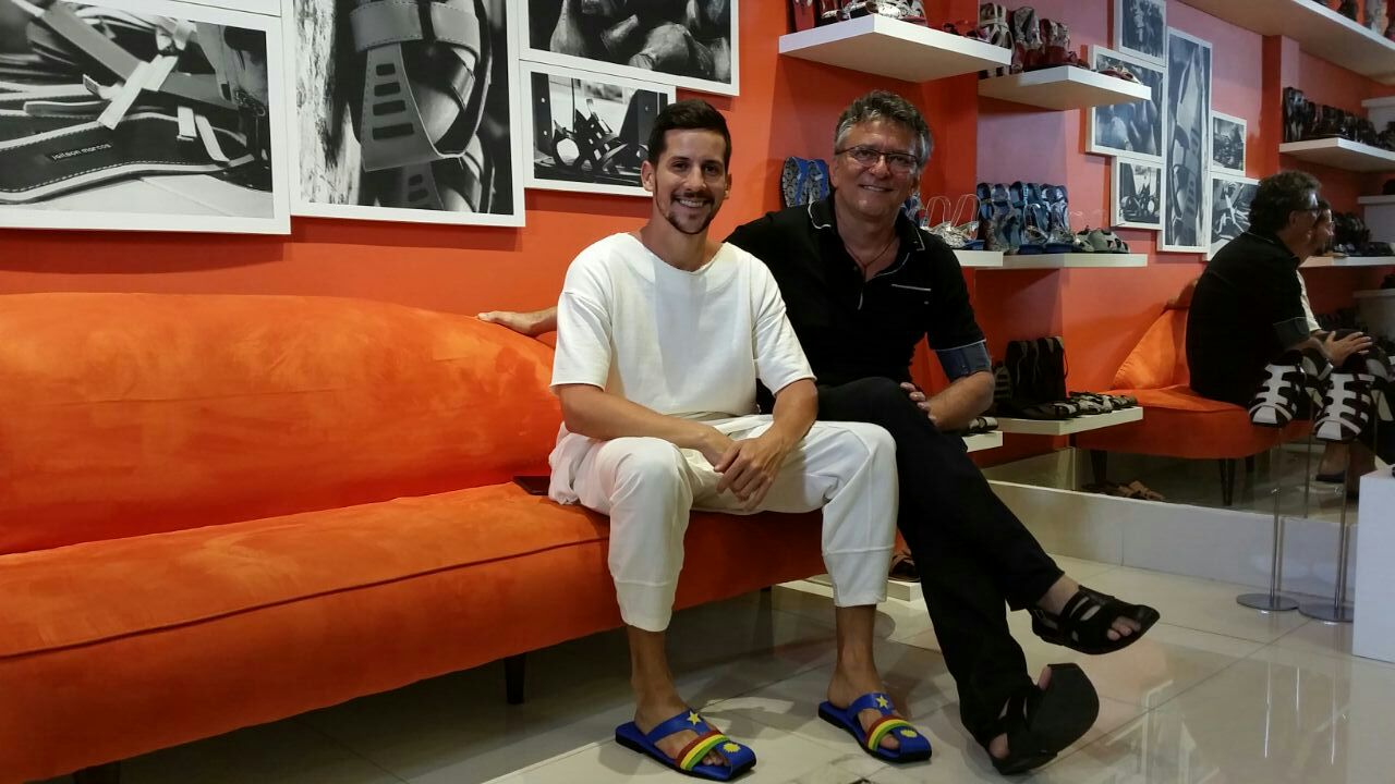 Caio Braz com o designer de sandálias Jailson Marcos