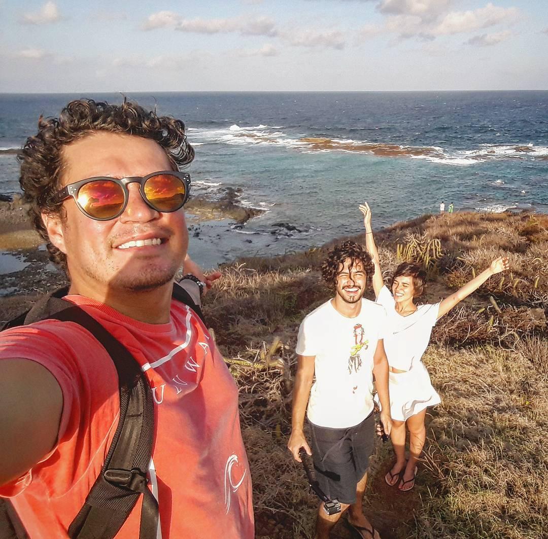 O casal fotografado por Pedrinho Noronha, anfitrião deles na ilha - reprodução do Instagram