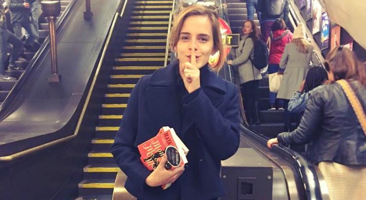 Emma em uma estação de metrô londrina - Foto: reprodução do Instagram