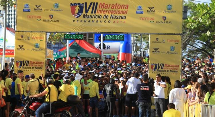 Clique do momento antes da largada da Maratona Internacional Maurício de Nassau - Foto: Fernando da Hora/JC Imagem