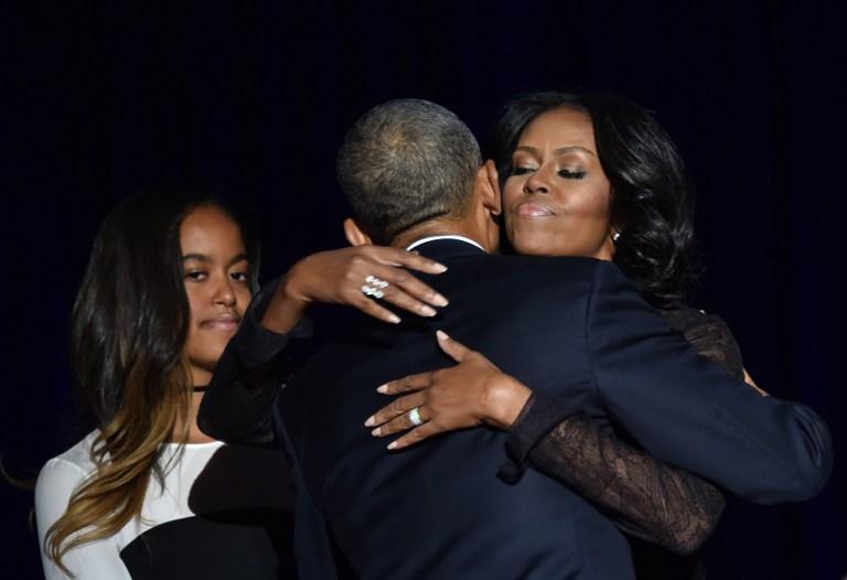 Obama é abraçado pela mulher depois de seu último discurso como predidente dos EUA. Foto: Nicholas Kamm/AFP